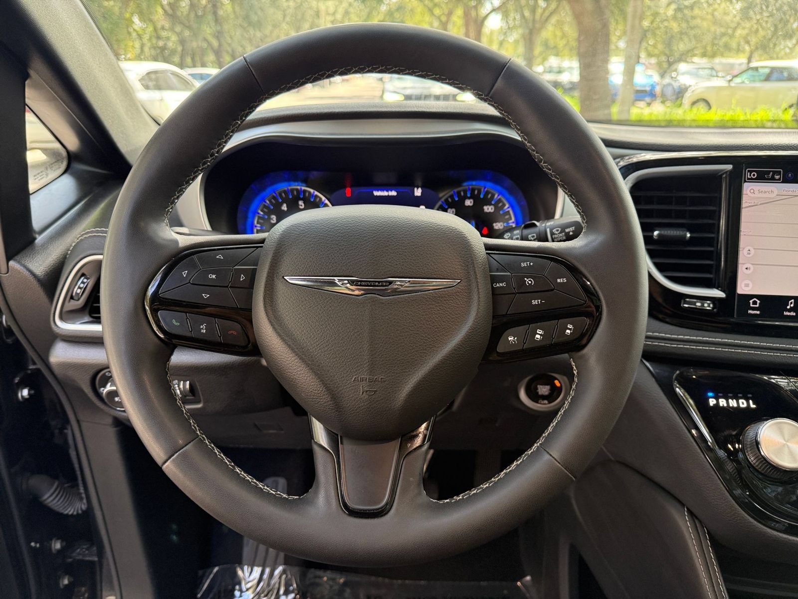 Used 2025 Chrysler Pacifica Limited FWD image 28