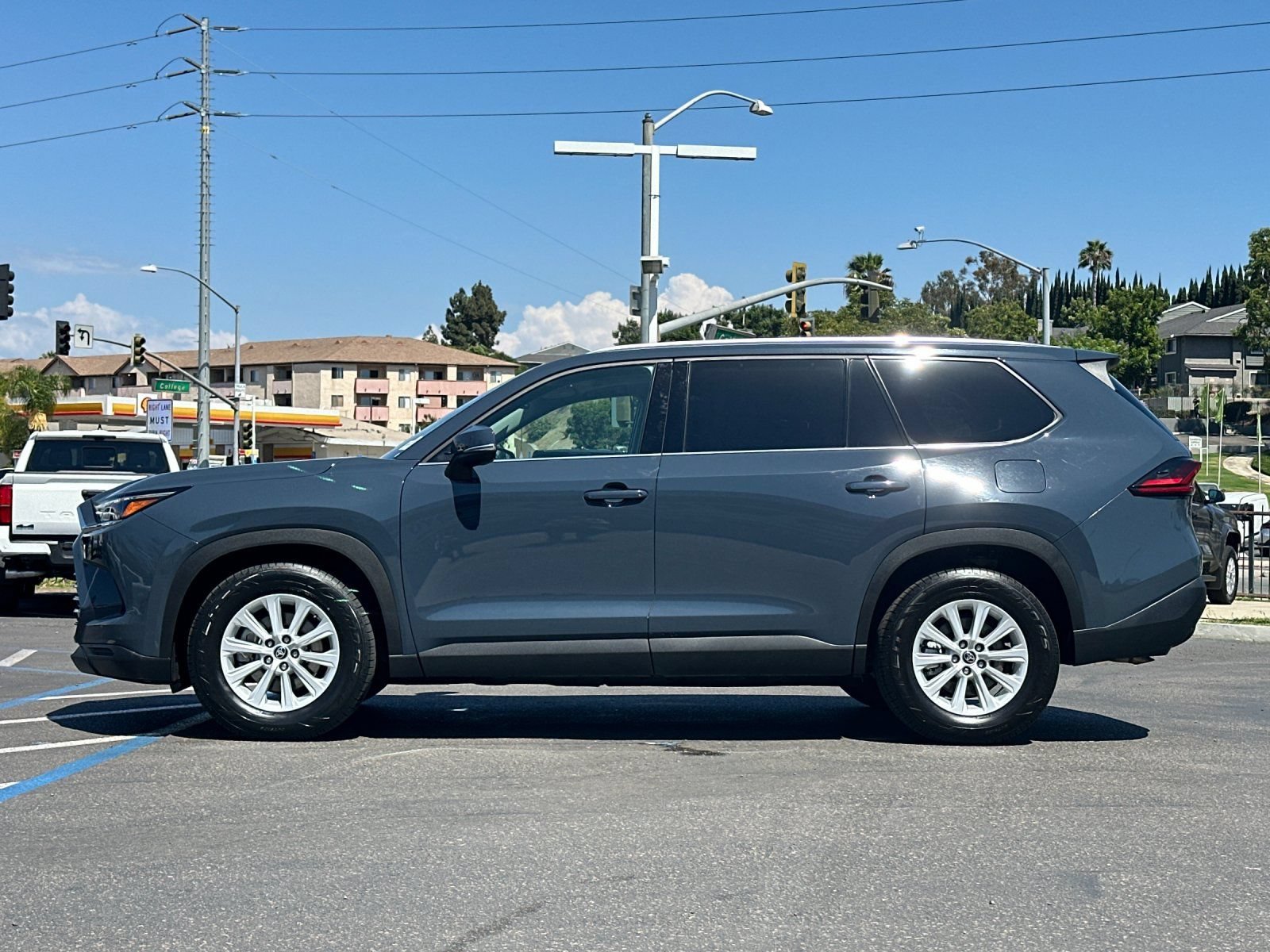 Used 2025 Toyota Grand Highlander AWD image 2