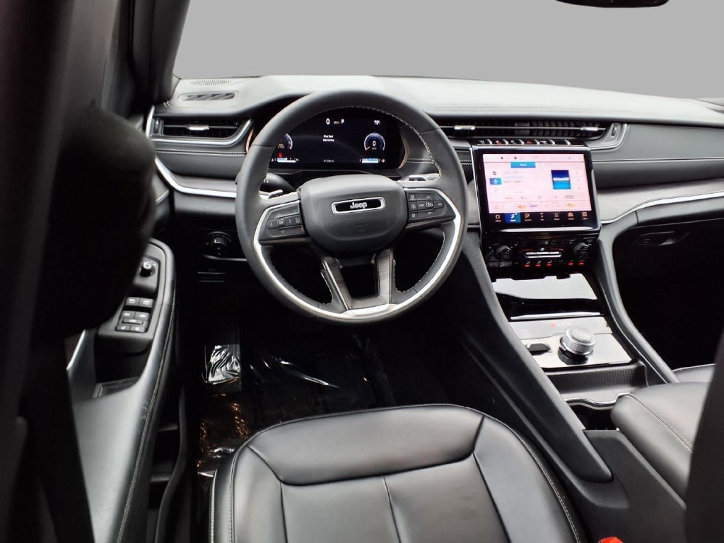 Used 2024 Jeep Grand Cherokee L Limited w/ Black Appearance Package AWD/4WD image 4