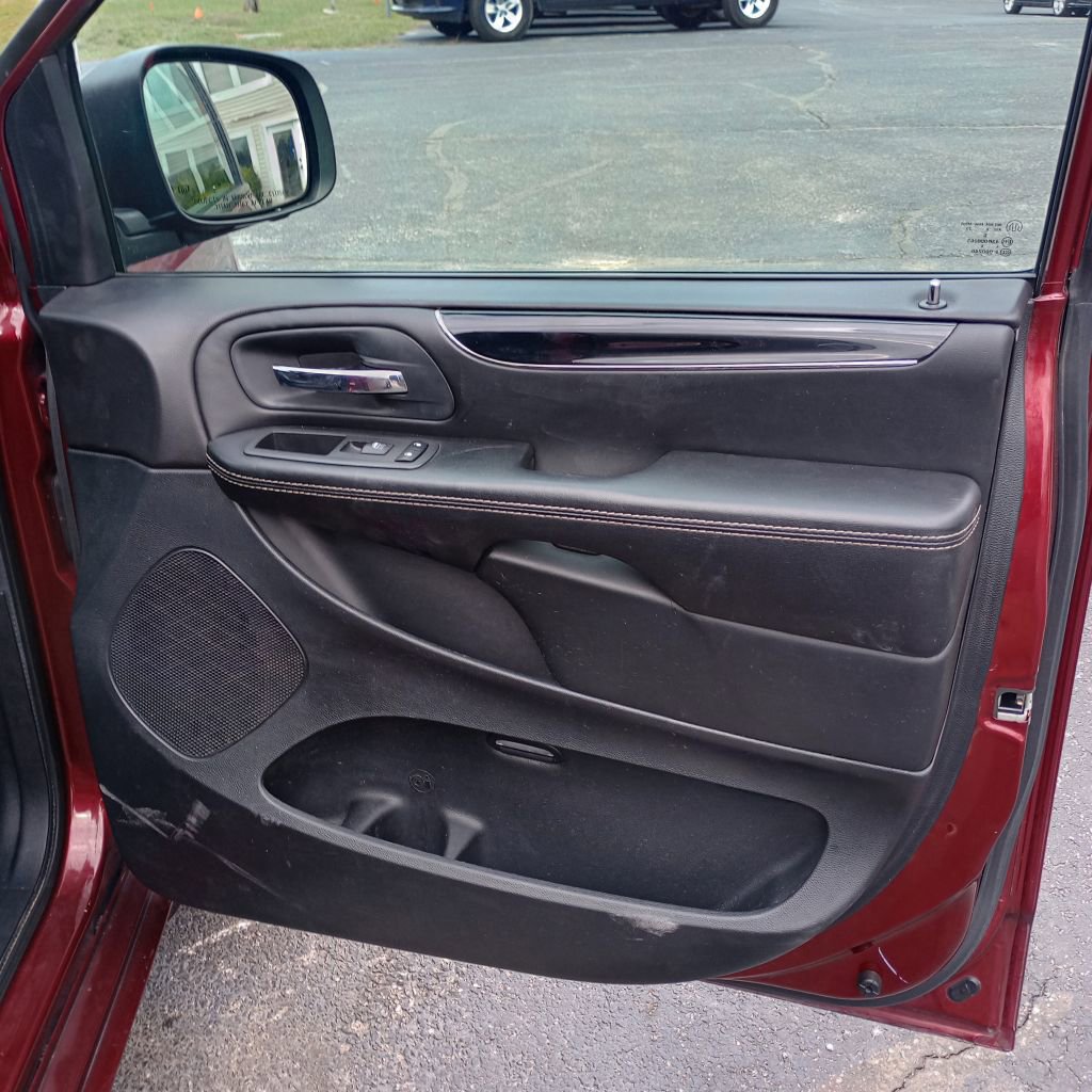 Used 2018 Dodge Grand Caravan SXT w/ Driver Convenience Group image 22