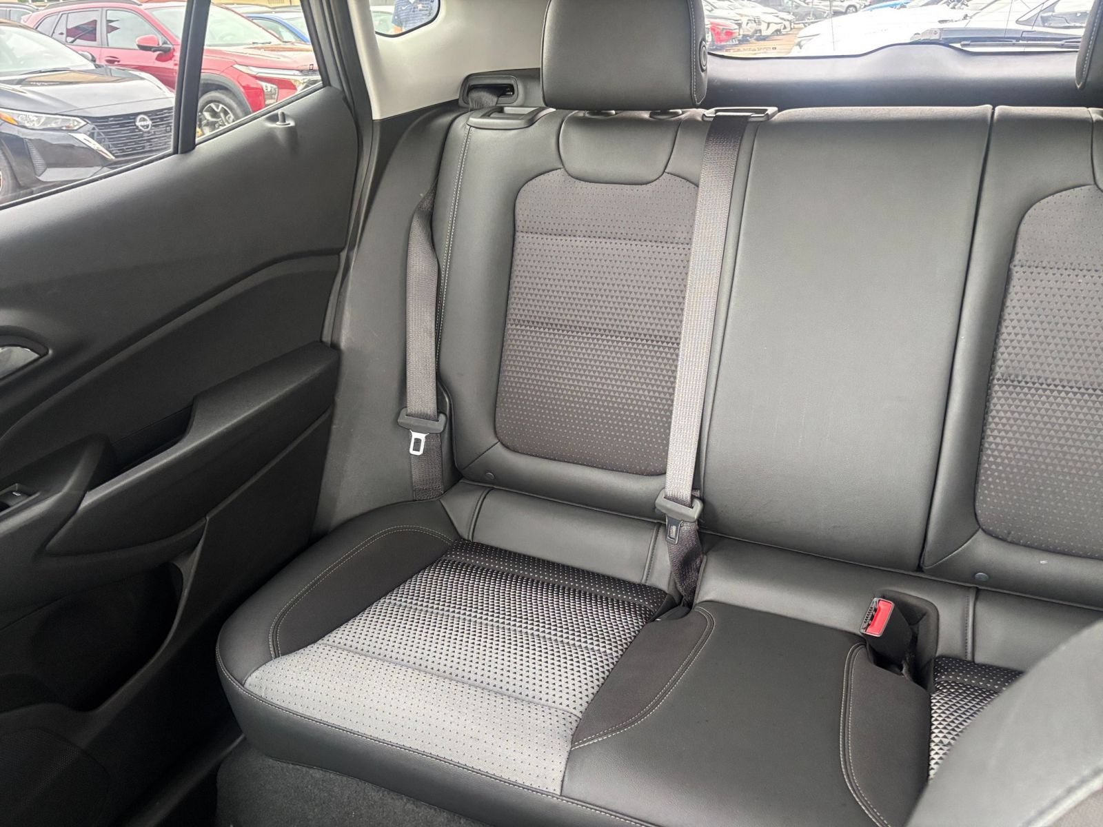 Used 2025 Chevrolet Trax LT FWD image 33