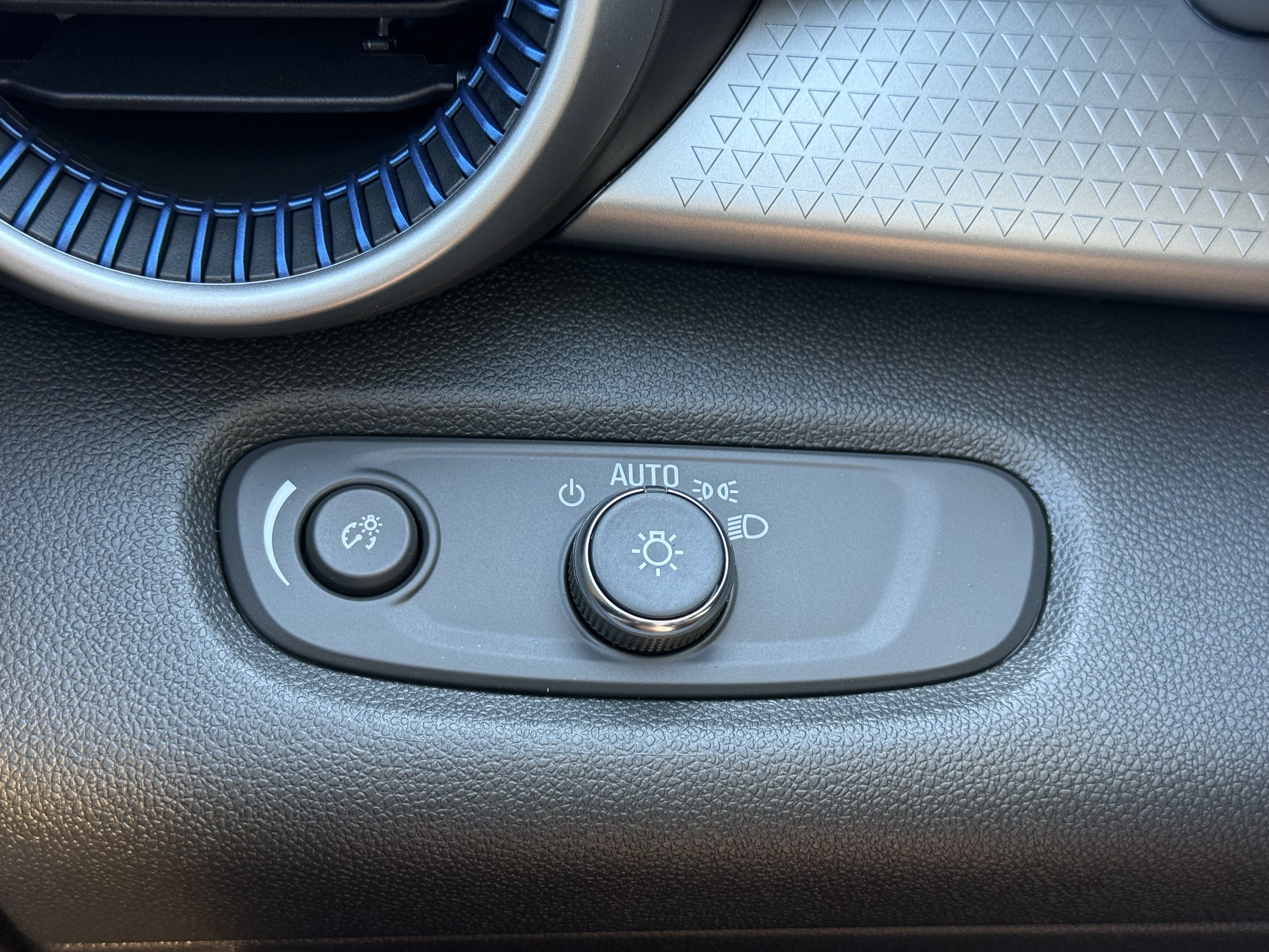 New 2026 Chevrolet Trax LS w/ LS Convenience Package FWD image 28