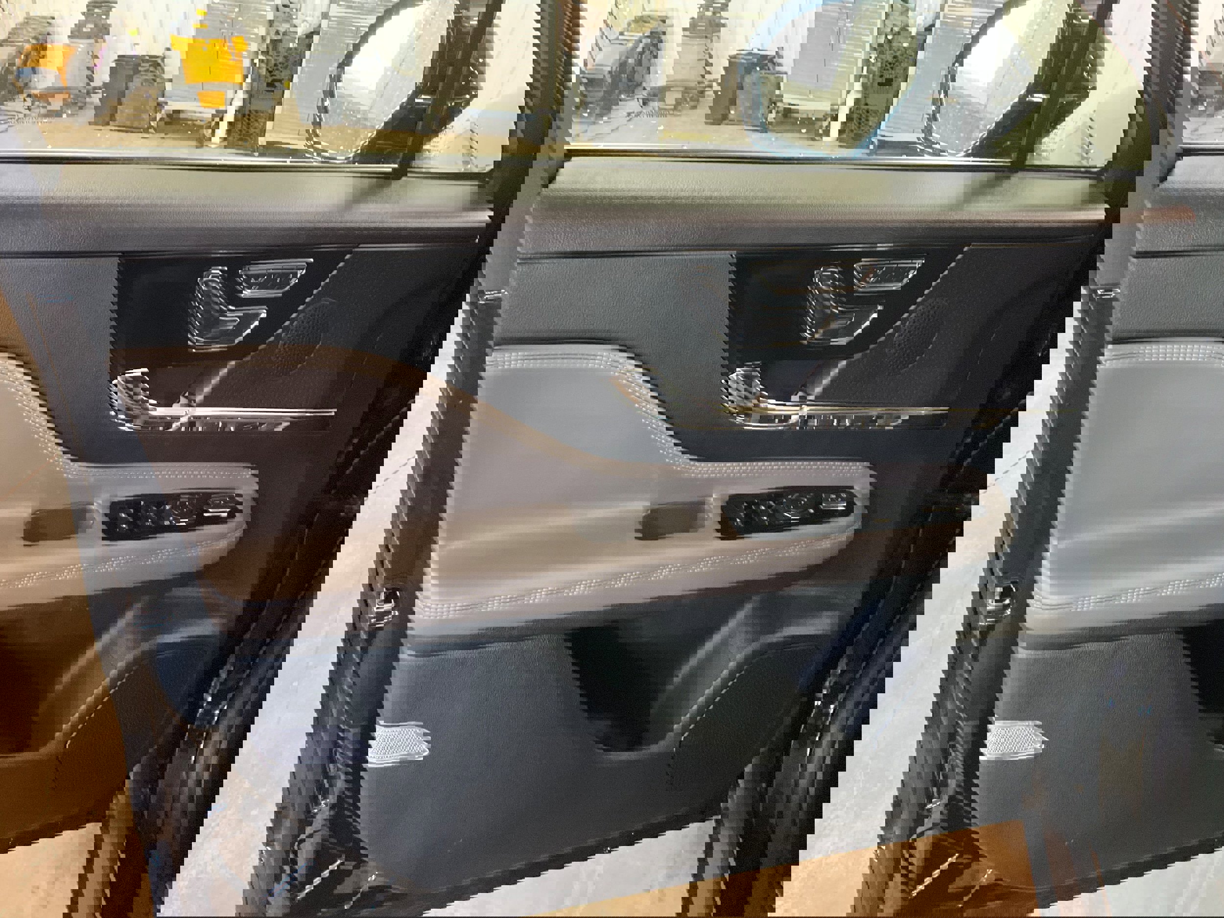 Used 2025 Lincoln Corsair AWD w/ Equipment Group 101A image 9