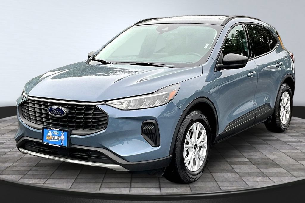 Used 2025 Ford Escape Active w/ Cold Weather Package FWD image 3
