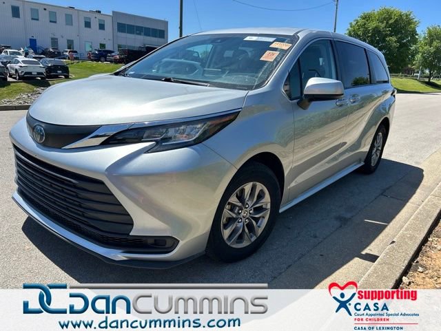 Used 2023 Toyota Sienna LE FWD image 1