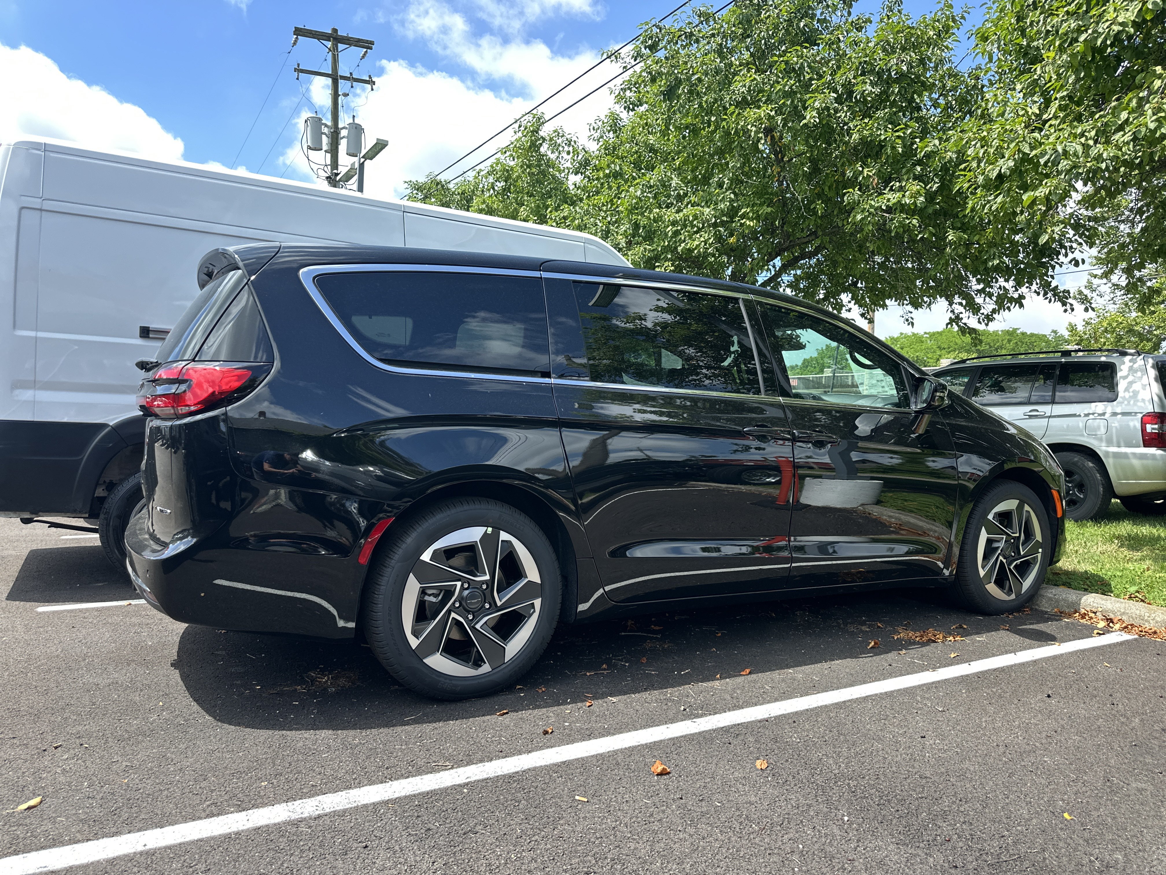 New 2027 Chrysler Pacifica Limited w/ Family Tech Group FWD image 18