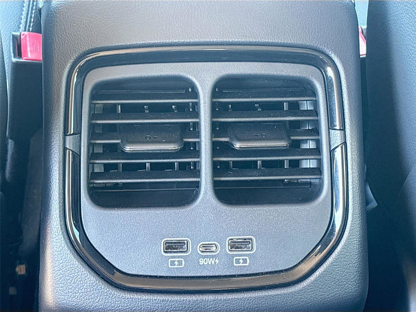 New 2025 VinFast VF 8 Eco image 25