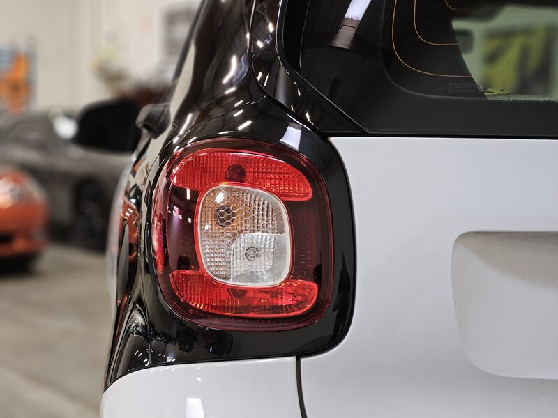Used 2017 smart fortwo pure RWD image 16