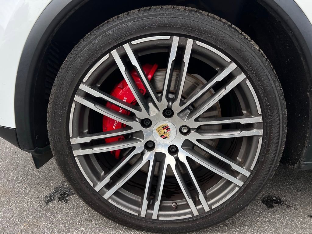 Used 2015 Porsche Cayenne Turbo image 10