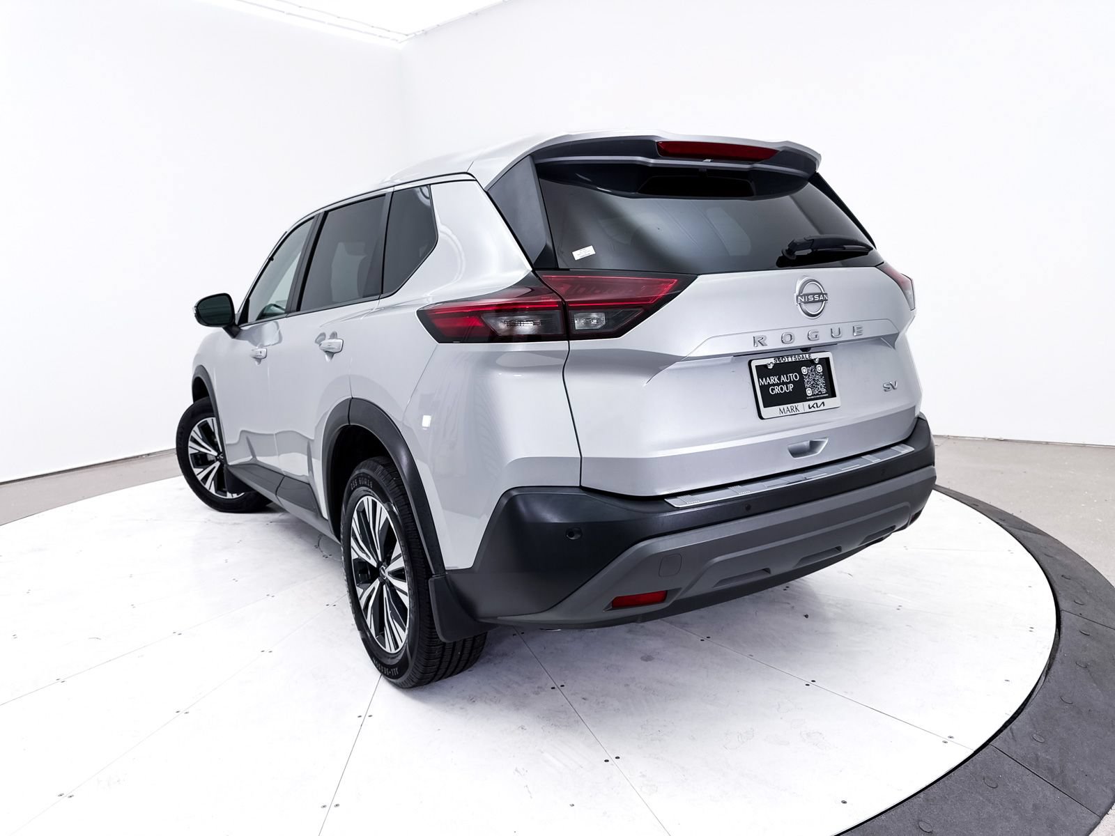 Used 2022 Nissan Rogue SV FWD image 2