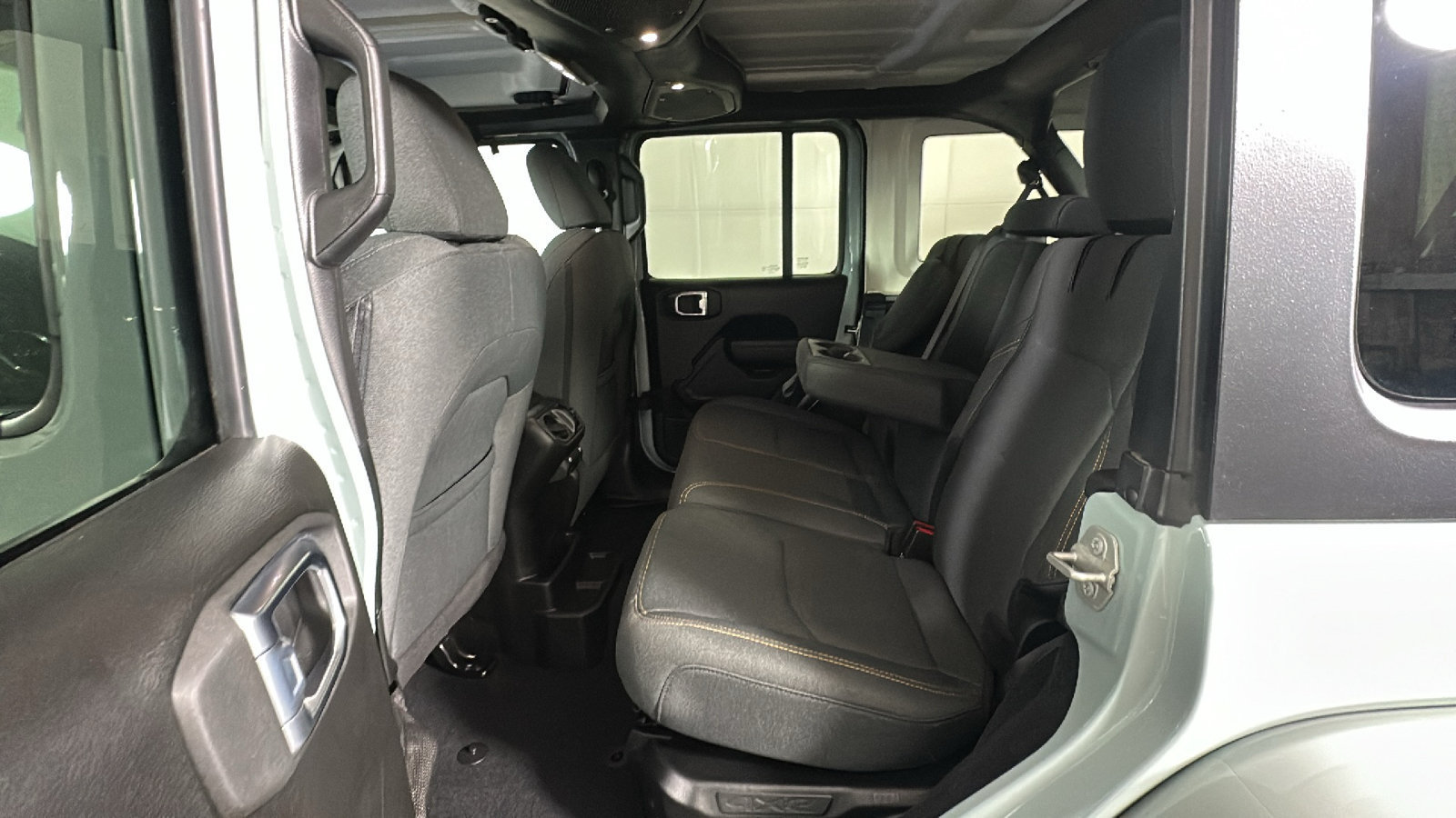 Used 2024 Jeep Wrangler Unlimited w/ Convenience Group AWD/4WD image 32