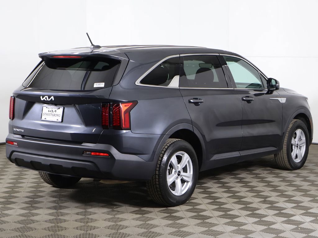Used 2023 Kia Sorento LX image 10