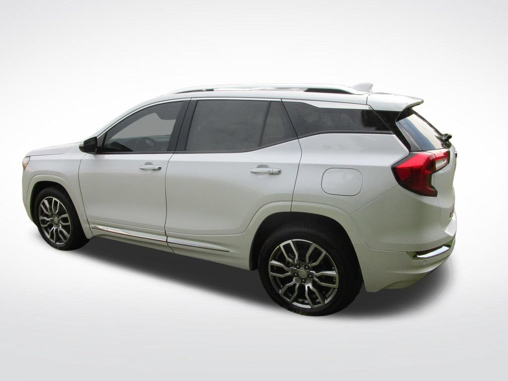 Used 2024 GMC Terrain Denali w/ Denali Premium Package AWD/4WD image 4