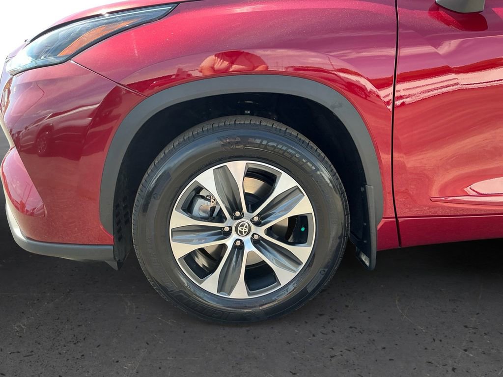 Used 2025 Toyota Highlander XLE AWD/4WD image 13