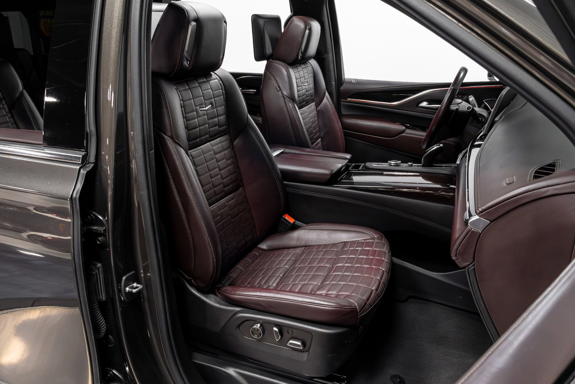 Used 2021 Cadillac Escalade ESV Premium Luxury Platinum w/ Heavy-Duty Trailer Package image 18