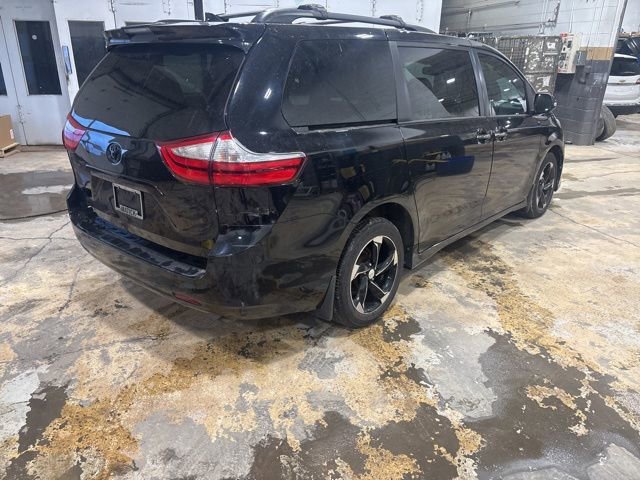 Used 2018 Toyota Sienna Limited Premium image 3