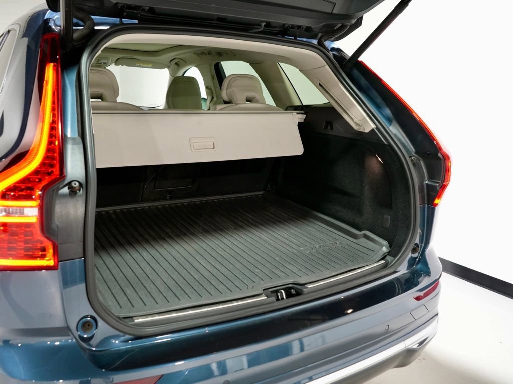 Used 2023 Volvo XC60 B5 Plus w/ Climate Package image 9