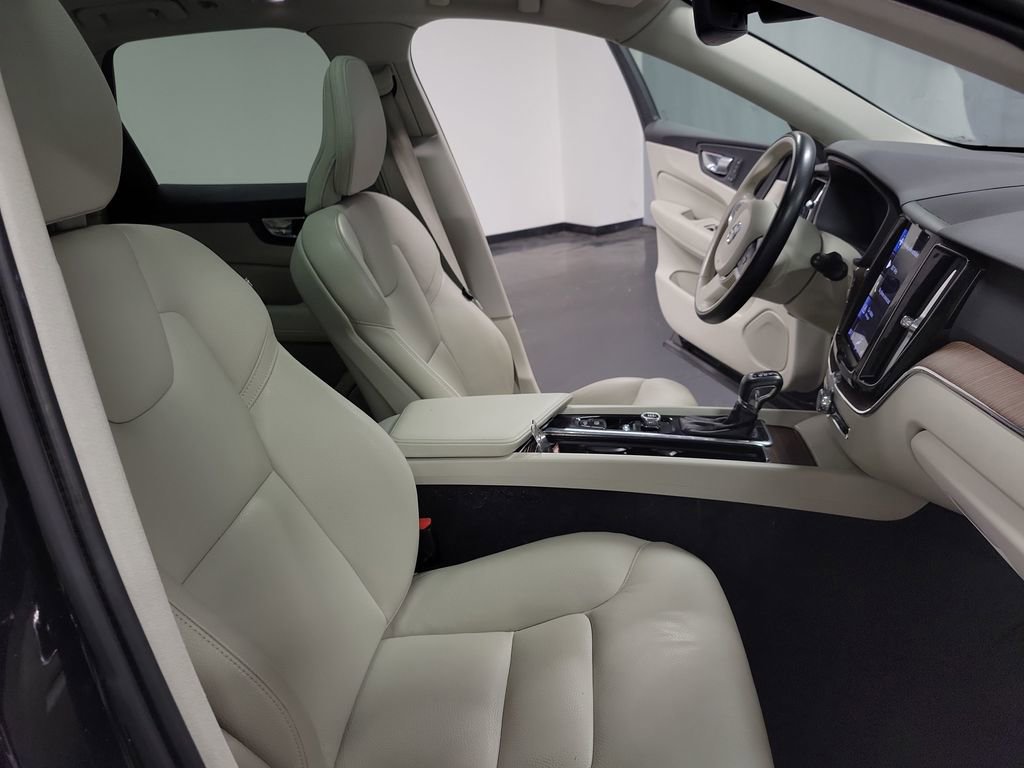 Used 2021 Volvo XC60 T5 Momentum AWD/4WD image 21