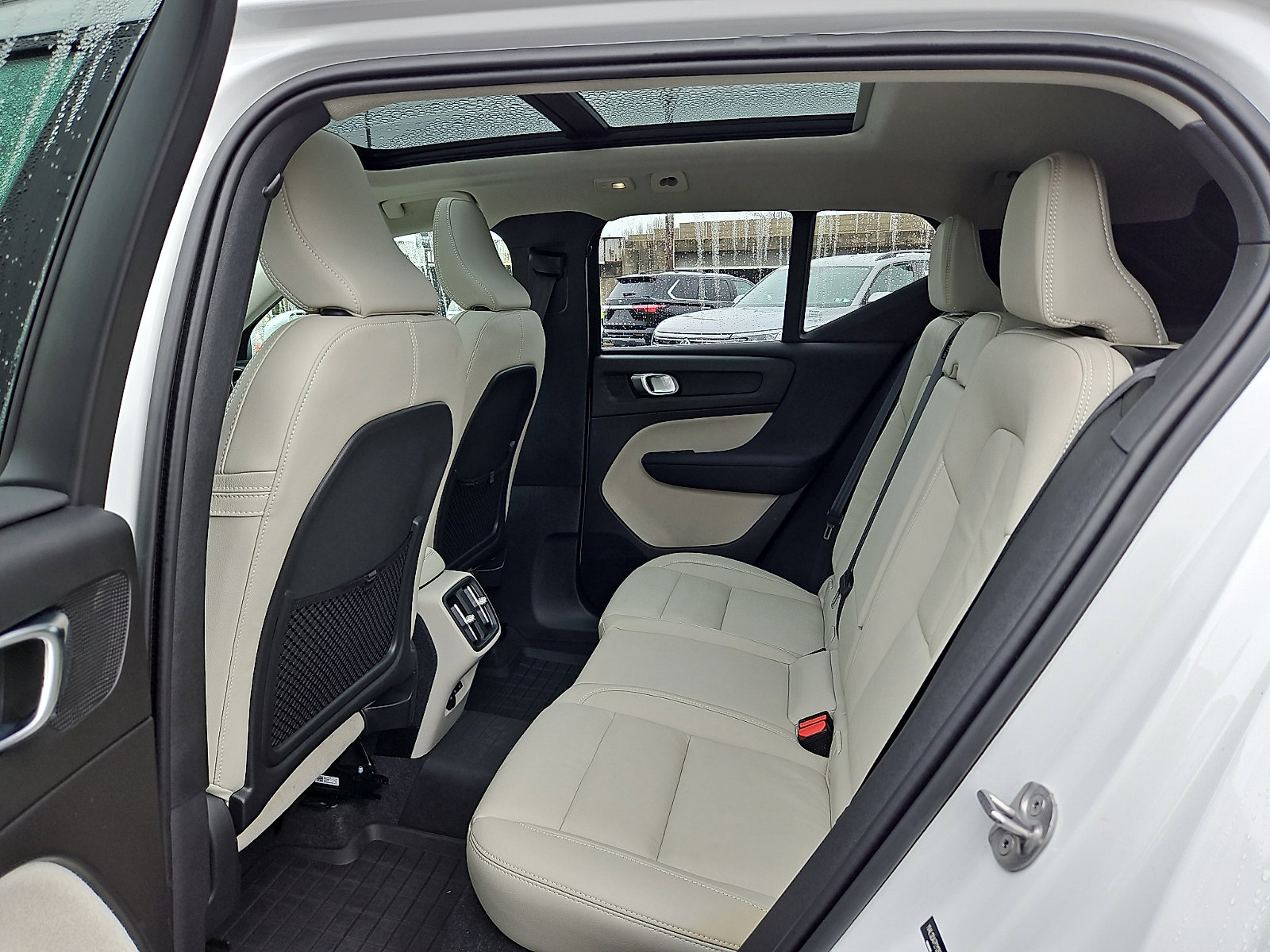 Certified 2023 Volvo XC40 B5 Ultimate w/ Protection Package Premier image 10