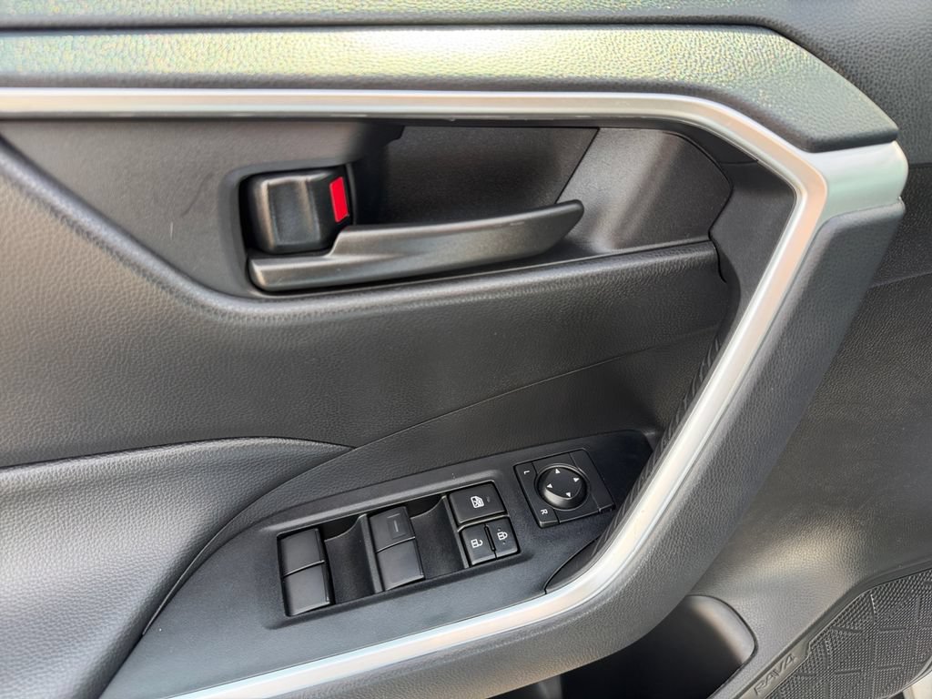 Used 2025 Toyota RAV4 LE AWD/4WD image 22
