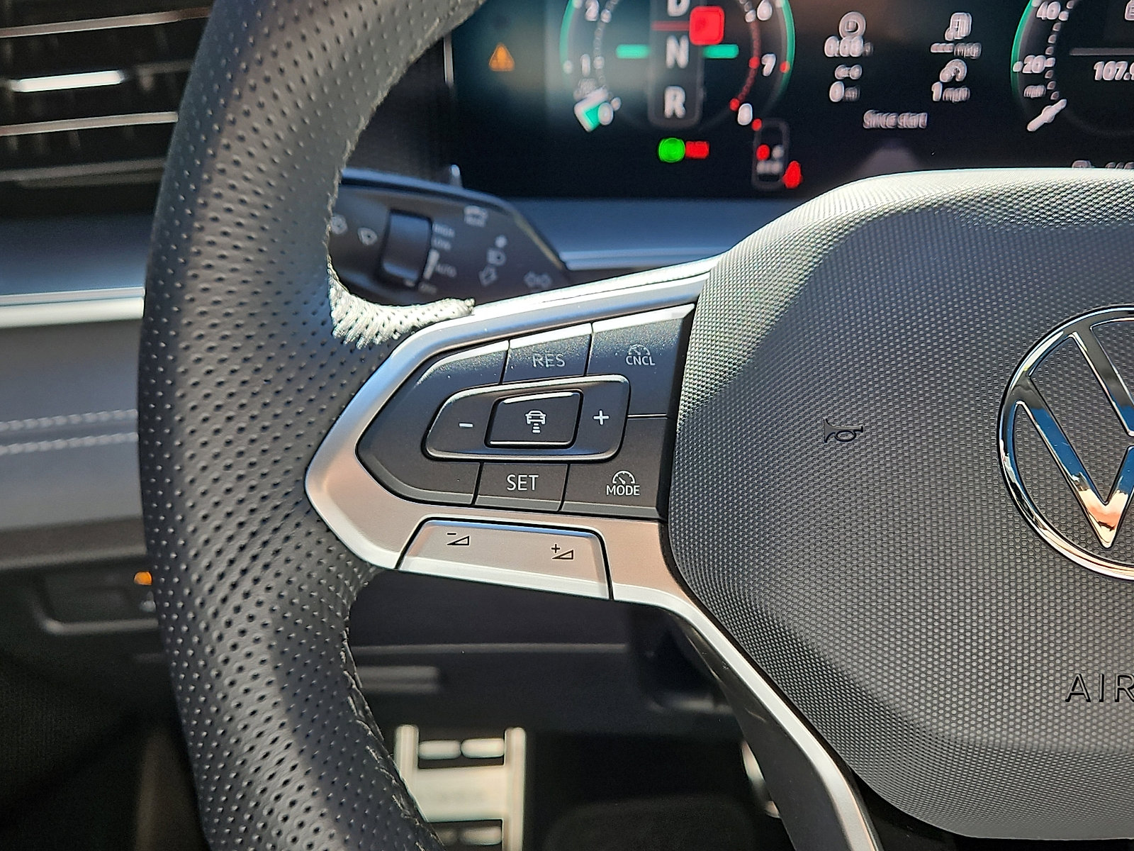 New 2026 Volkswagen Tiguan SE R-Line image 19