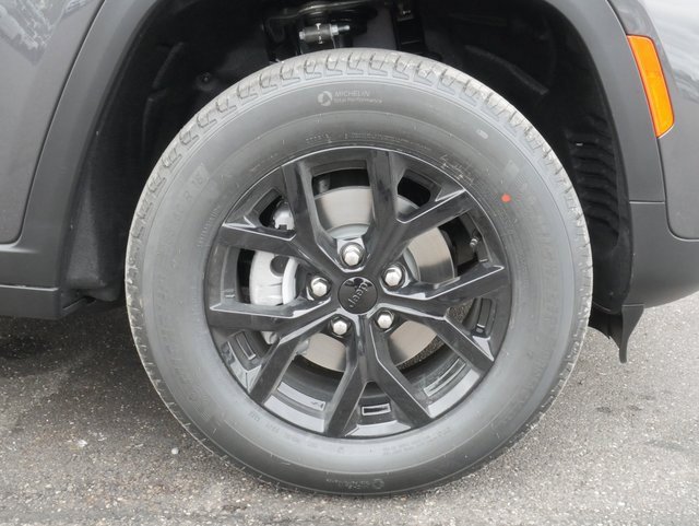 New 2025 Jeep Grand Cherokee Laredo image 11