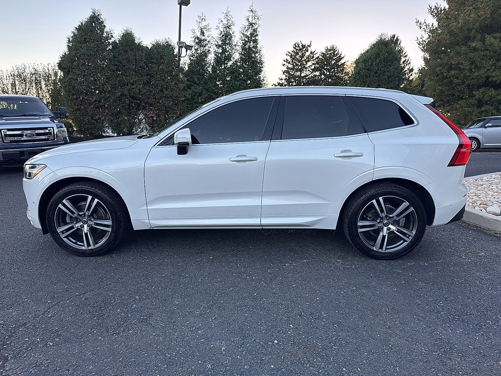 Used 2019 Volvo XC60 T5 Momentum w/ Multimedia Package AWD/4WD image 12