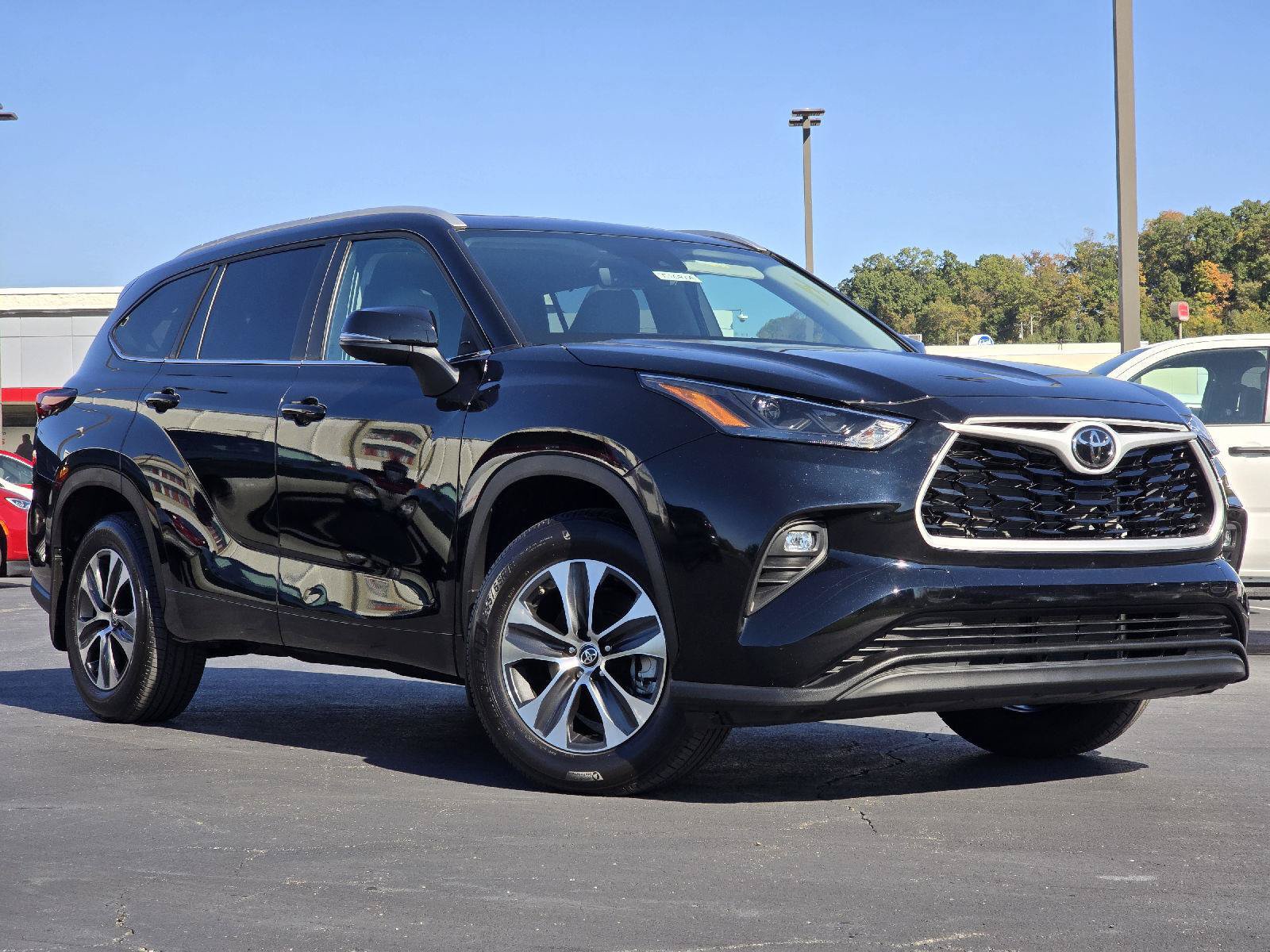 Used 2025 Toyota Highlander XLE AWD/4WD image 1