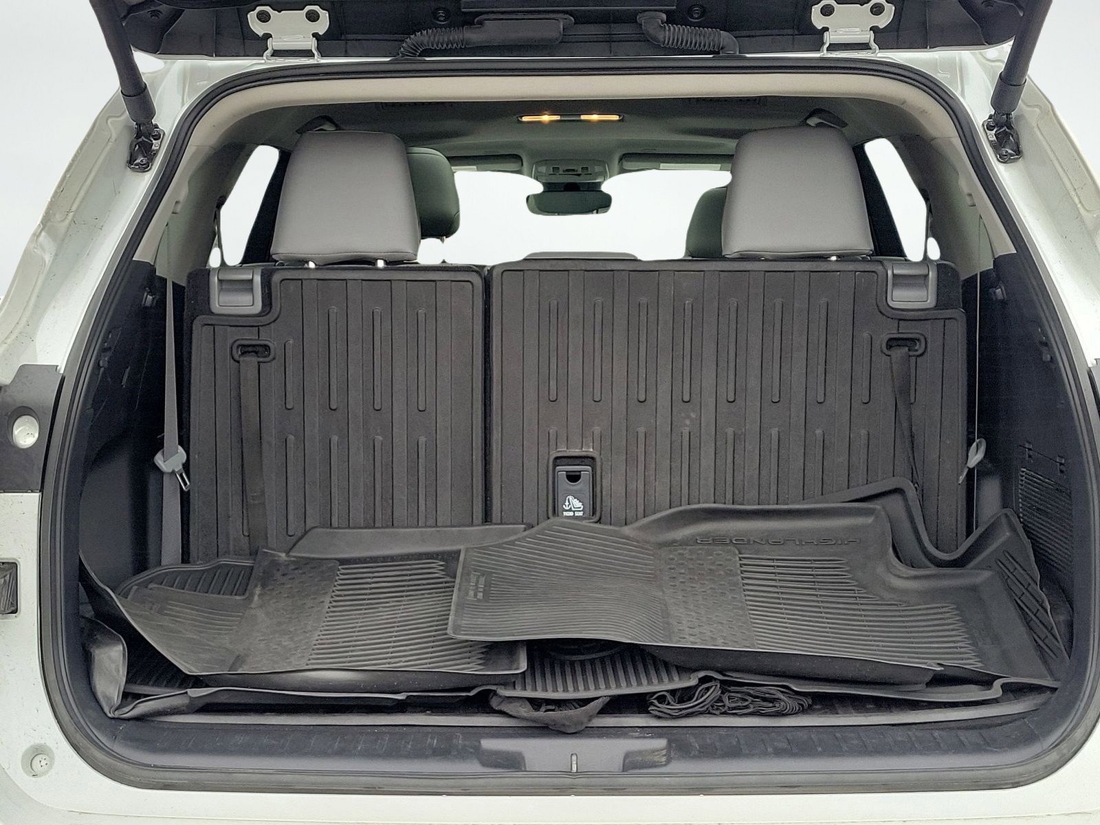 Used 2024 Toyota Highlander XLE AWD/4WD image 6