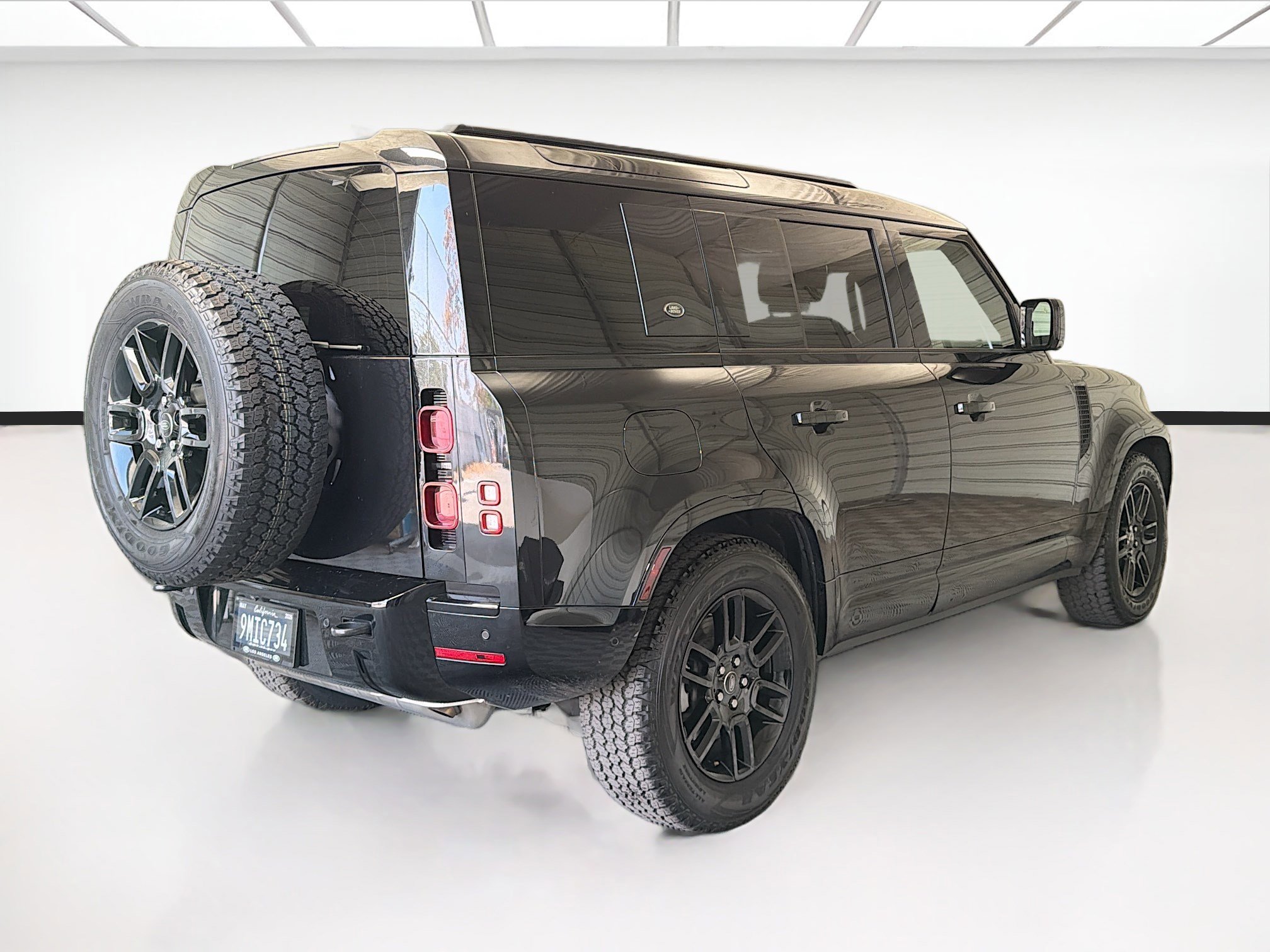 Used 2024 Land Rover Defender 110 X-Dynamic SE image 4