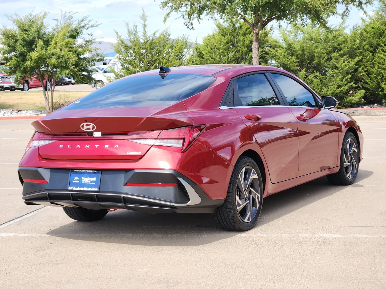 Used 2025 Hyundai Elantra Limited FWD image 4