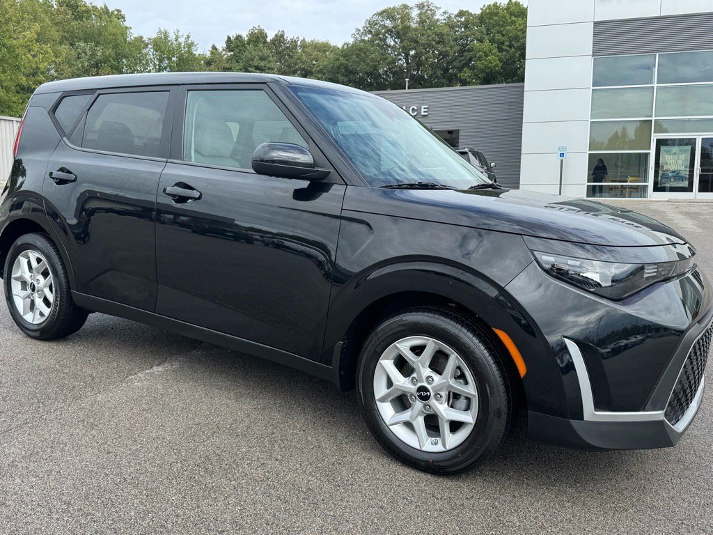 Used 2023 Kia Soul LX w/ LX Technology Package image 2