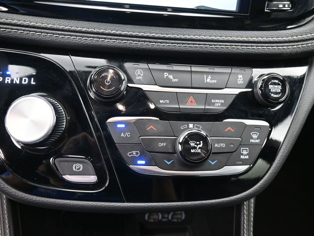 Used 2025 Chrysler Pacifica Limited image 13
