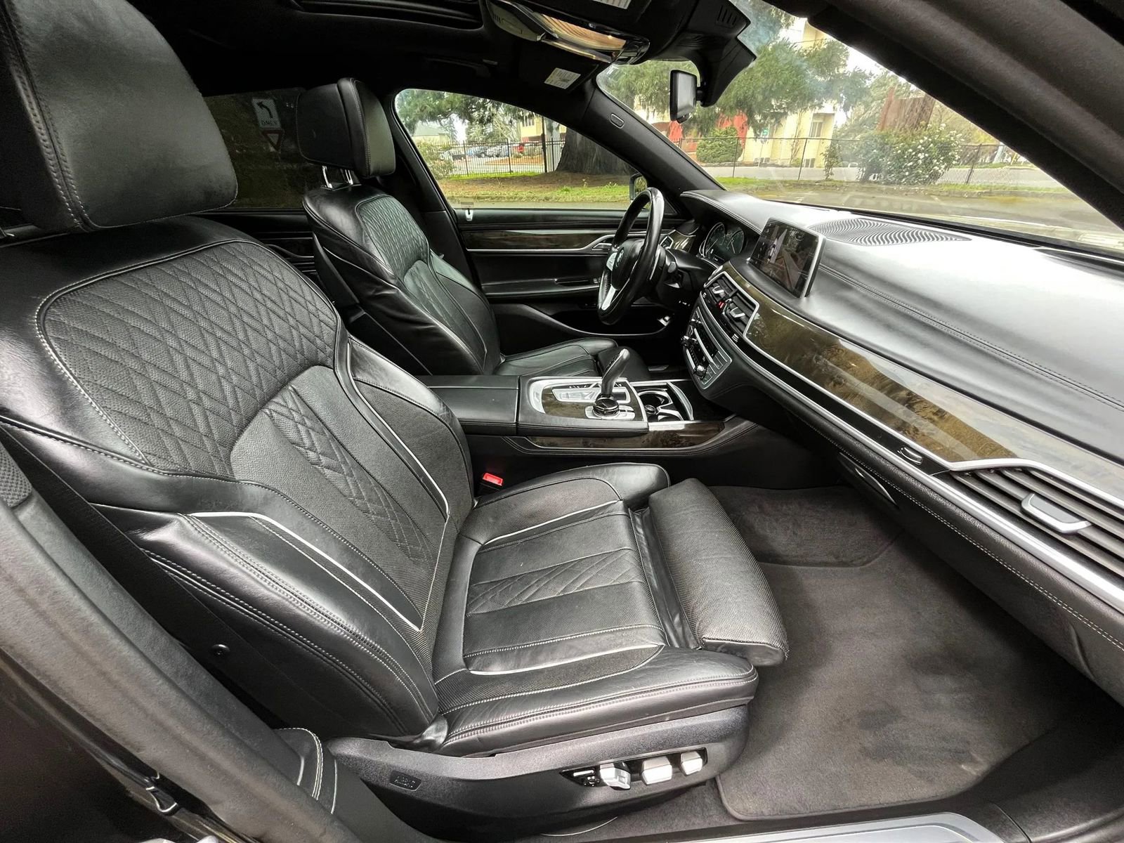 Used 2019 BMW 750i w/ Executive Package RWD image 9