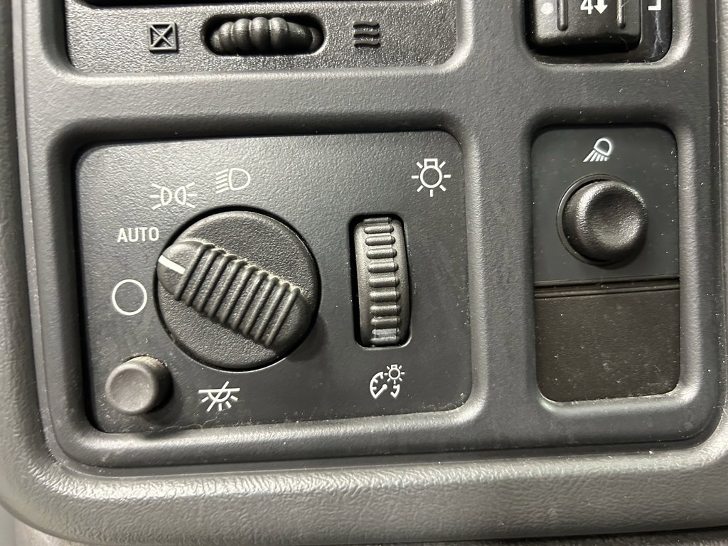 Used 2005 Chevrolet Silverado 2500 LS image 15