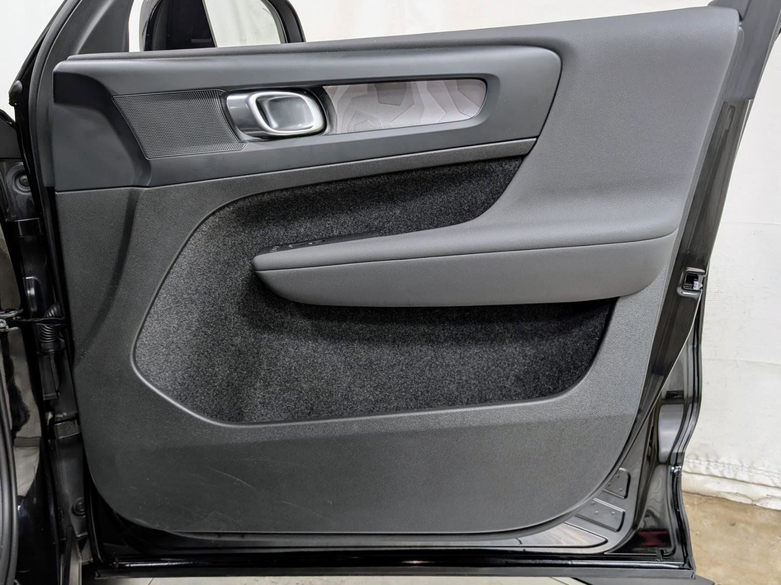 Used 2023 Volvo XC40 Recharge Core image 22