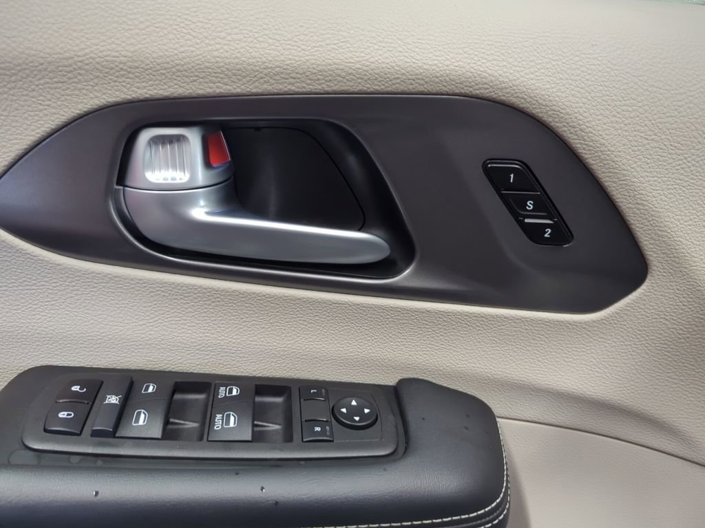 Used 2024 Chrysler Pacifica Touring-L image 32
