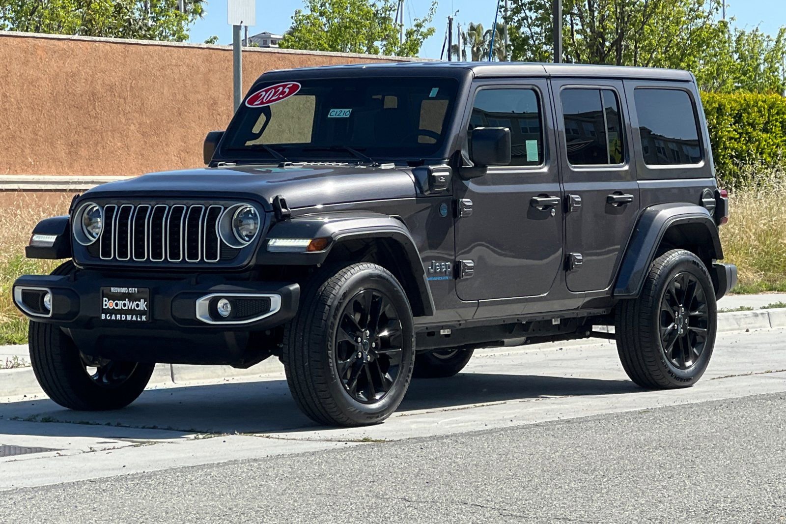 Used 2025 Jeep Wrangler Unlimited Sahara w/ Safety Group AWD/4WD image 8