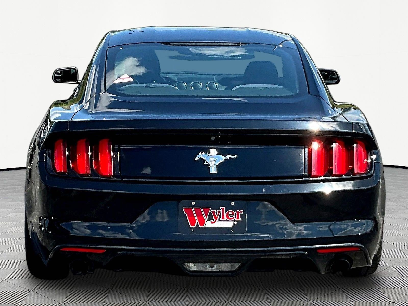 Used 2016 Ford Mustang Coupe RWD image 5