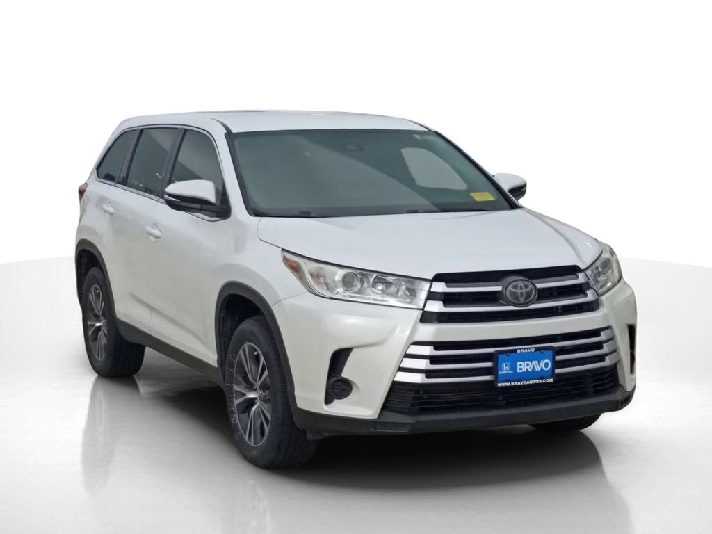 Used 2019 Toyota Highlander LE FWD image 3