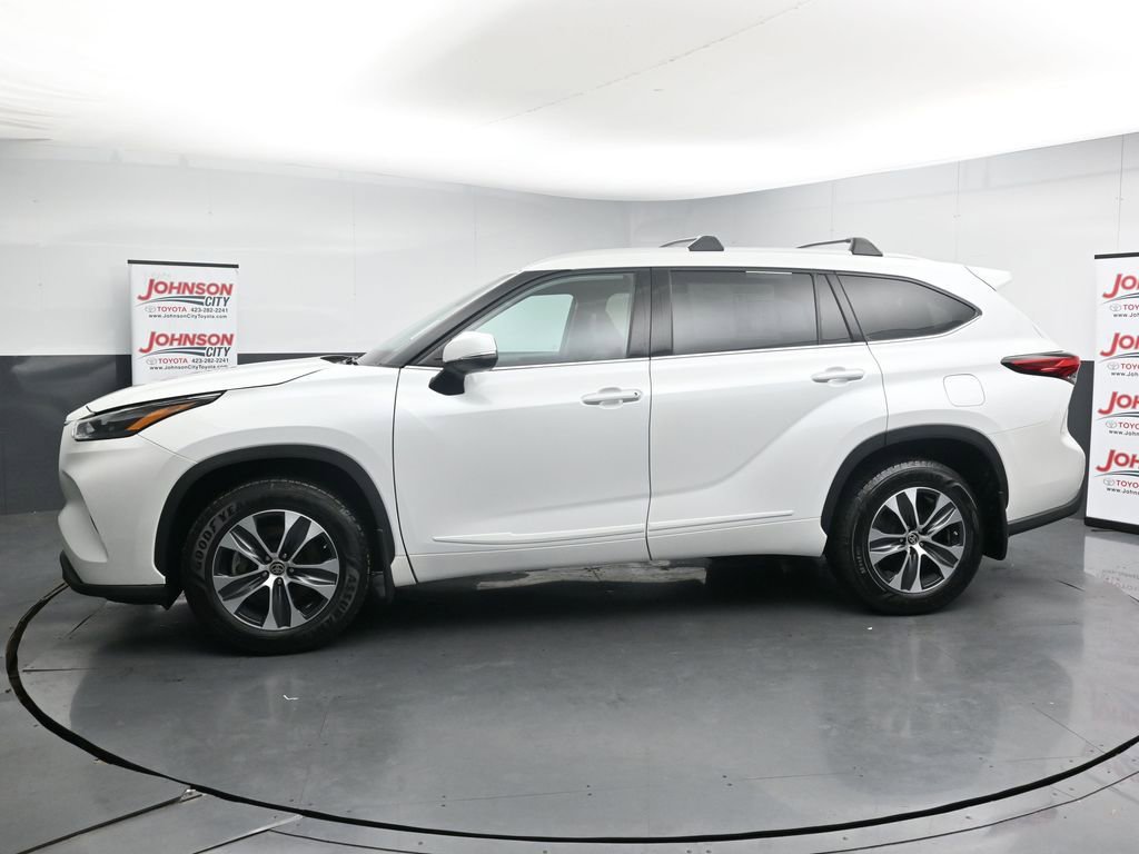 Used 2022 Toyota Highlander XLE AWD/4WD image 5