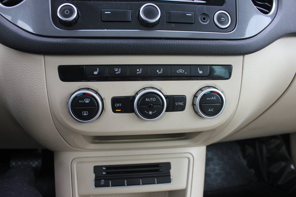 Used 2013 Volkswagen Tiguan SEL AWD/4WD image 18