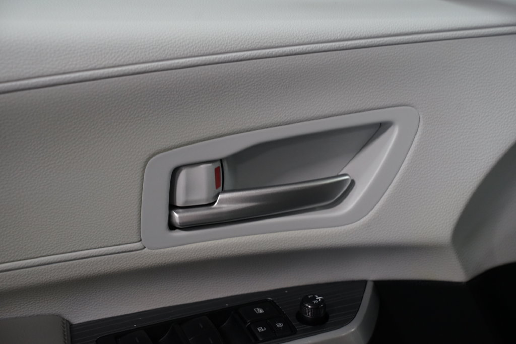 Certified 2025 Toyota Sienna XLE FWD image 33