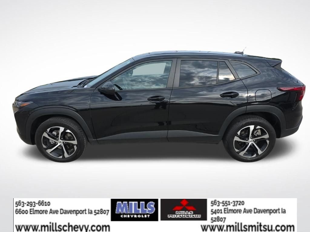 Used 2025 Chevrolet Trax RS w/ Sunroof Package FWD image 2
