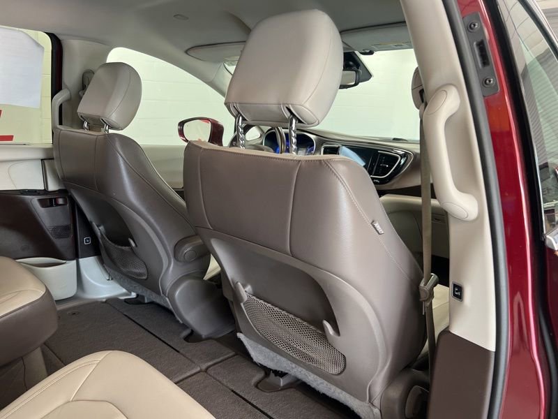 Used 2017 Chrysler Pacifica Touring-L FWD image 12
