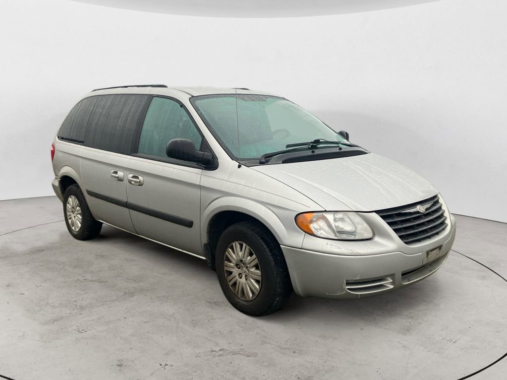 Used 2005 Chrysler Town & Country w/ Popular Equipment Group I FWD image 4
