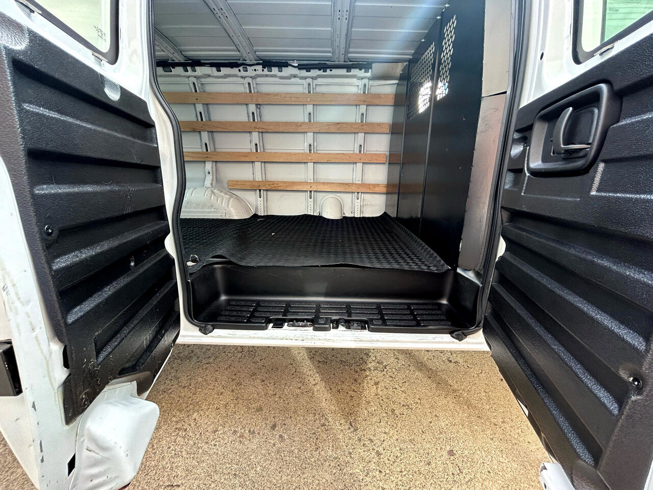 Used 2022 GMC Savana 2500 G2500 Cargo w/ Driver Convenience Package image 14