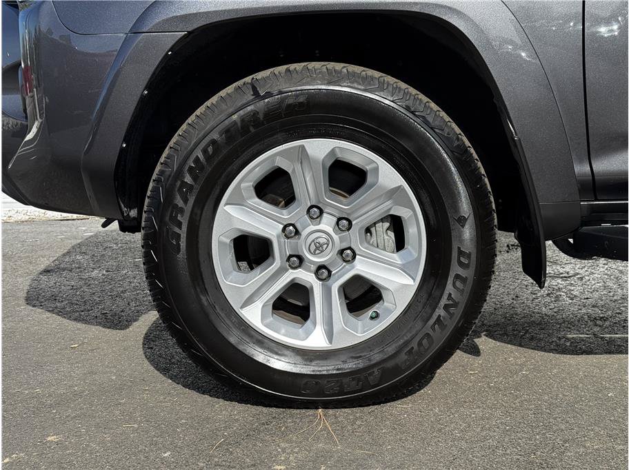 Used 2022 Toyota 4Runner SR5 Premium w/ Moonroof Package AWD/4WD image 31