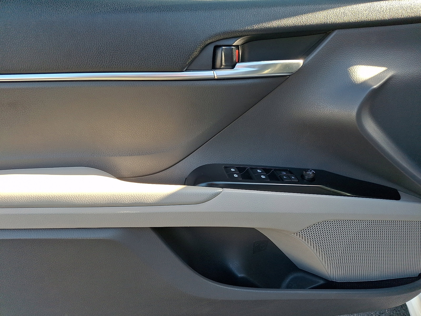 Used 2018 Toyota Camry SE image 12