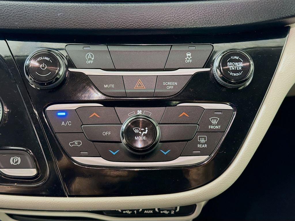 Used 2021 Chrysler Voyager LX image 18